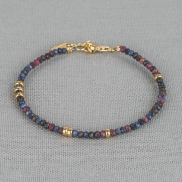 Armband gemaakt van Goldfilled in combinatie met de edelsteen Saffier. Saffier is de steen van wijsheid. Deze steen biedt ondersteuning bij problemen met communicatie. Daarnaast helpt hij je jezelf te begrijpen. Draag deze armband samen met het bijpassende collier voor een complete look!